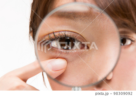ルーペで下まぶたを拡大する。 98309092