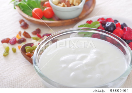 プレーンヨーグルトと健康的な朝食 98309464