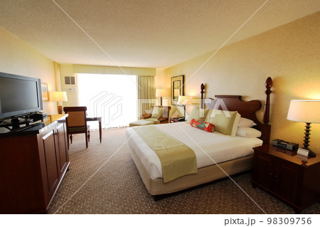 綺麗に整えられた海外のホテルの部屋のイメージ 綺麗に整えられた海外のホテルの部屋のイメージ 98309756