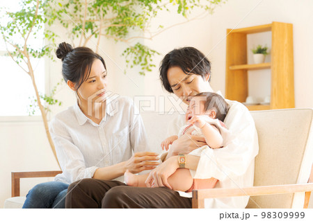 子育てに奮闘するパパ 98309999
