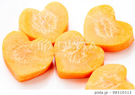 ハート型に型抜きしたニンジン。 98310313