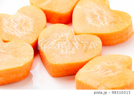 ハート型に型抜きしたニンジン。 98310315