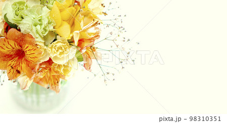柔らかなイメージカラーの花束素材 98310351