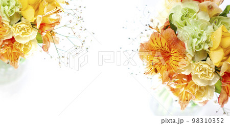 優しい色合いや印象の花束素材 98310352