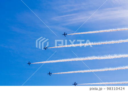 青空イメージ　（ブルーインパルス曲技飛行） 98310424