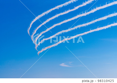 青空イメージ (ブルーインパルス曲技飛行) 青空イメージ (ブルーインパルス曲技飛行) 98310425