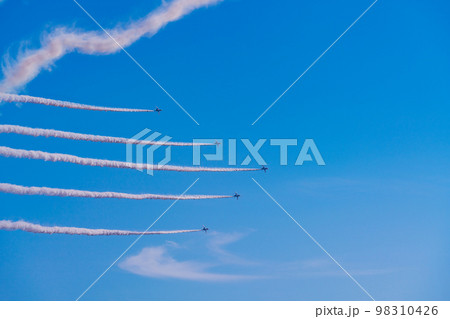 青空イメージ (ブルーインパルス曲技飛行) 青空イメージ (ブルーインパルス曲技飛行) 98310426