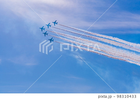 青空イメージ (ブルーインパルス曲技飛行) 青空イメージ (ブルーインパルス曲技飛行) 98310433