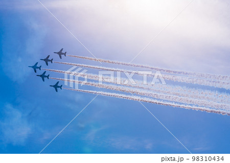 青空イメージ　（ブルーインパルス曲技飛行） 98310434
