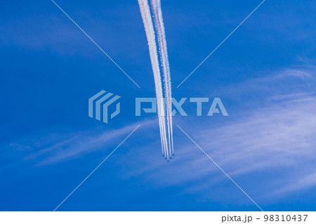 青空イメージ　（ブルーインパルス曲技飛行） 98310437