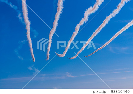 青空イメージ　（ブルーインパルス曲技飛行） 98310440