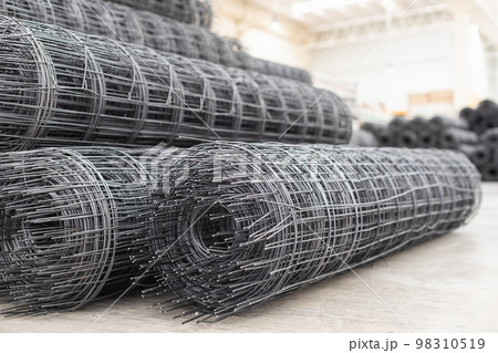 Roll of steel mesh or Wire Mesh use for reinforce concrete work in construction site 98310519