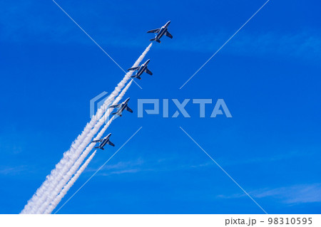 青空イメージ　（ブルーインパルス曲技飛行） 98310595