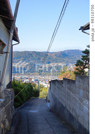 トンネル坂の河岸段丘の上部分【河岸段丘の坂道・群馬県沼田市】 トンネル坂の河岸段丘の上部分【河岸段丘の坂道・群馬県沼田市】 98310700