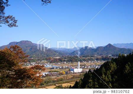 三峰山と戸神山　沼田城跡からの眺望【群馬県沼田市】 98310702