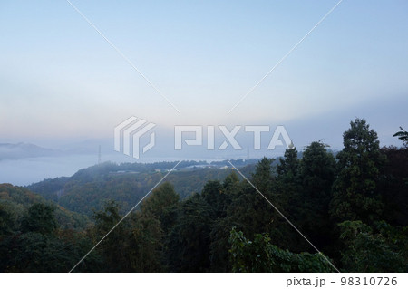 朝霧に覆われた沼田市街地(赤城高原SAからの眺望) 朝霧に覆われた沼田市街地(赤城高原SAからの眺望) 98310726