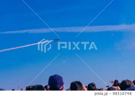 大観衆の上空で曲技飛行するブルーインパルス 98310748