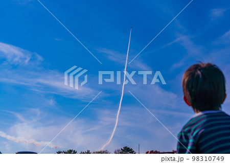 大観衆の上空で曲技飛行するブルーインパルス 98310749