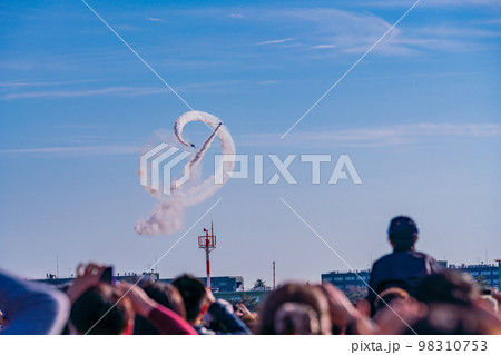 大観衆の上空で曲技飛行するブルーインパルス 98310753