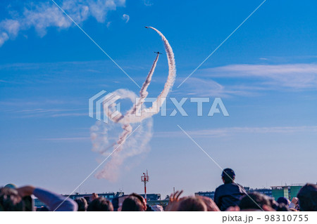 大観衆の上空で曲技飛行するブルーインパルス 98310755