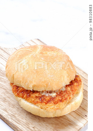 オーストリア発祥のロールパンのカイザーゼンメルにハムカツを挟んだサンドイッチ 98310883