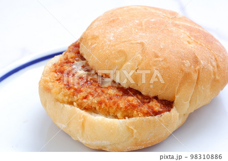 オーストリア発祥のロールパンのカイザーゼンメルにハムカツを挟んだサンドイッチ 98310886