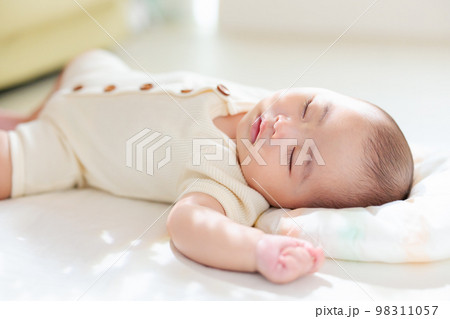 お昼の寝かしつけ　寝付いた赤ちゃん 98311057