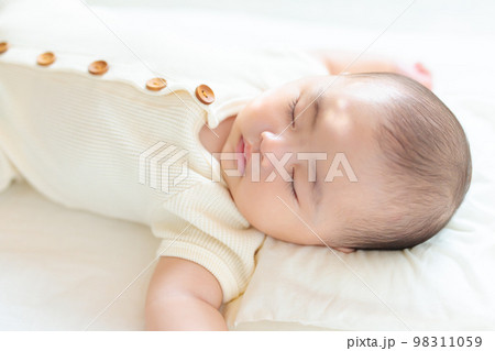 昼寝する赤ちゃん 98311059