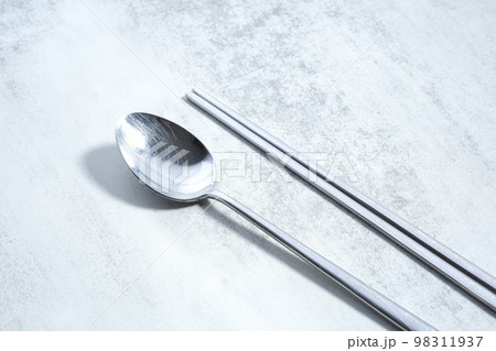 韓国スタイルのステンレス製のスプーンのスッカラと、お箸のチョッカラ 98311937
