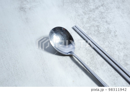 韓国スタイルのステンレス製のスプーンのスッカラと、お箸のチョッカラ 98311942