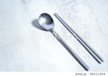 韓国スタイルのステンレス製のスプーンのスッカラと、お箸のチョッカラ 98311944