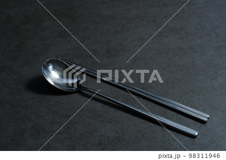 韓国スタイルのステンレス製のスプーンのスッカラと、お箸のチョッカラ 98311946