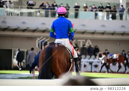 パドック風景 98312226