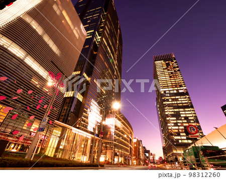 東京ミッドタウン八重洲と高層ビル街　東京都 98312260