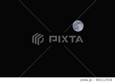 青白く輝く1月の満月ウルフムーン 98312958