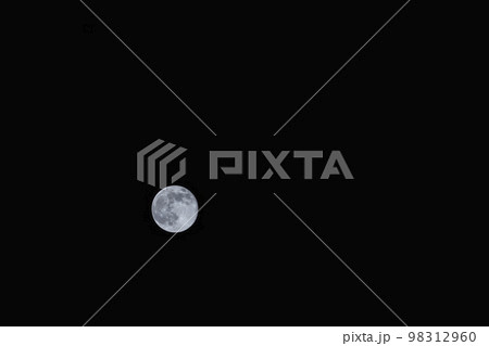 青白く輝く1月の満月ウルフムーン 98312960