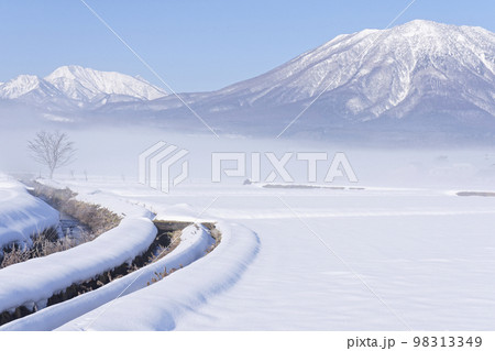 冬の里山風景 98313349
