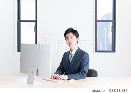 オフィスで働く若いビジネスマン オフィスで働く若いビジネスマン 98313486