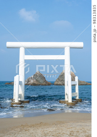 晴れた青空と海に浮かぶ白い鳥居と神社ご神体の夫婦岩｜桜井二見ヶ浦｜福岡県糸島市の写真素材 [98313835] - PIXTA