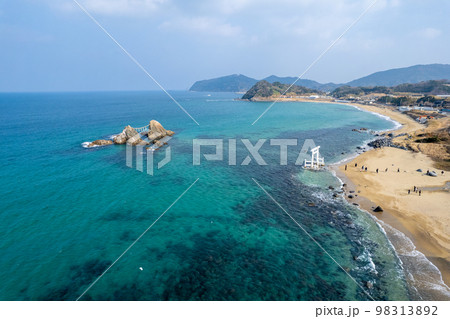 ドローン撮影|海に浮かぶ白い鳥居と神社ご神体の夫婦岩|桜井二見ヶ浦|福岡県糸島市 ドローン撮影|海に浮かぶ白い鳥居と神社ご神体の夫婦岩|桜井二見ヶ浦|福岡県糸島市 98313892