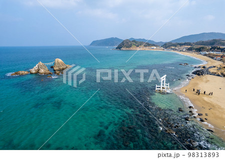 ドローン撮影|海に浮かぶ白い鳥居と神社ご神体の夫婦岩|桜井二見ヶ浦|福岡県糸島市 ドローン撮影|海に浮かぶ白い鳥居と神社ご神体の夫婦岩|桜井二見ヶ浦|福岡県糸島市 98313893