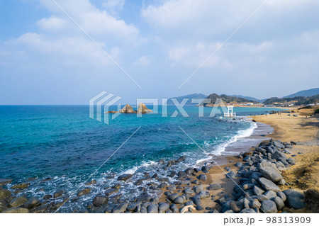 ドローン撮影|海に浮かぶ白い鳥居と神社ご神体の夫婦岩|桜井二見ヶ浦|福岡県糸島市 ドローン撮影|海に浮かぶ白い鳥居と神社ご神体の夫婦岩|桜井二見ヶ浦|福岡県糸島市 98313909