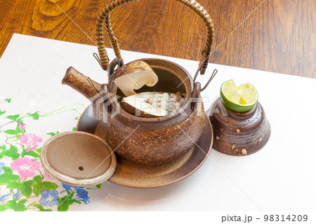 ハモと松茸の土瓶蒸し 98314209