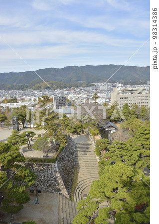 高知市街地の都市風景と高知城 98314386