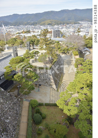 高知市街地の都市風景と高知城 98314388