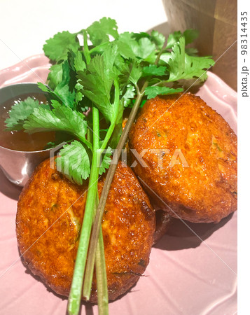 タイ料理・トード・マンプラー（魚のすり身揚げ） 98314435