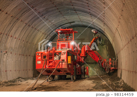 社会科見学　トンネル工事現場　巨大ドリルマシン 98314459