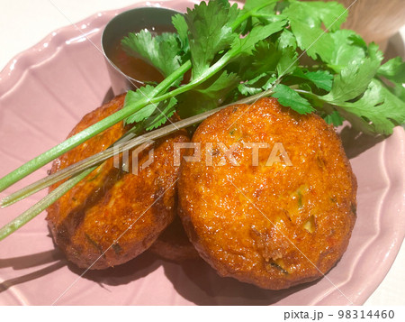 タイ料理・トード・マンプラー（魚のすり身揚げ） 98314460
