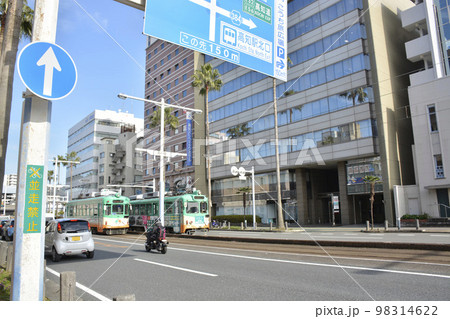 【高知県高知市】路面電車が走る都市風景 【高知県高知市】路面電車が走る都市風景 98314622