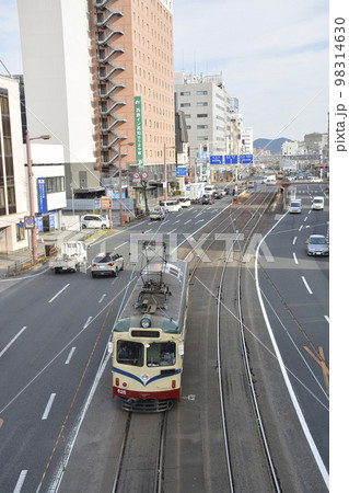 【高知県高知市】路面電車が走る都市風景 【高知県高知市】路面電車が走る都市風景 98314630